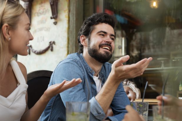Τα 7 σημάδια που δείχνουν ότι κάποιος σας ακούει, αλλά δεν σας προσέχει καθόλου