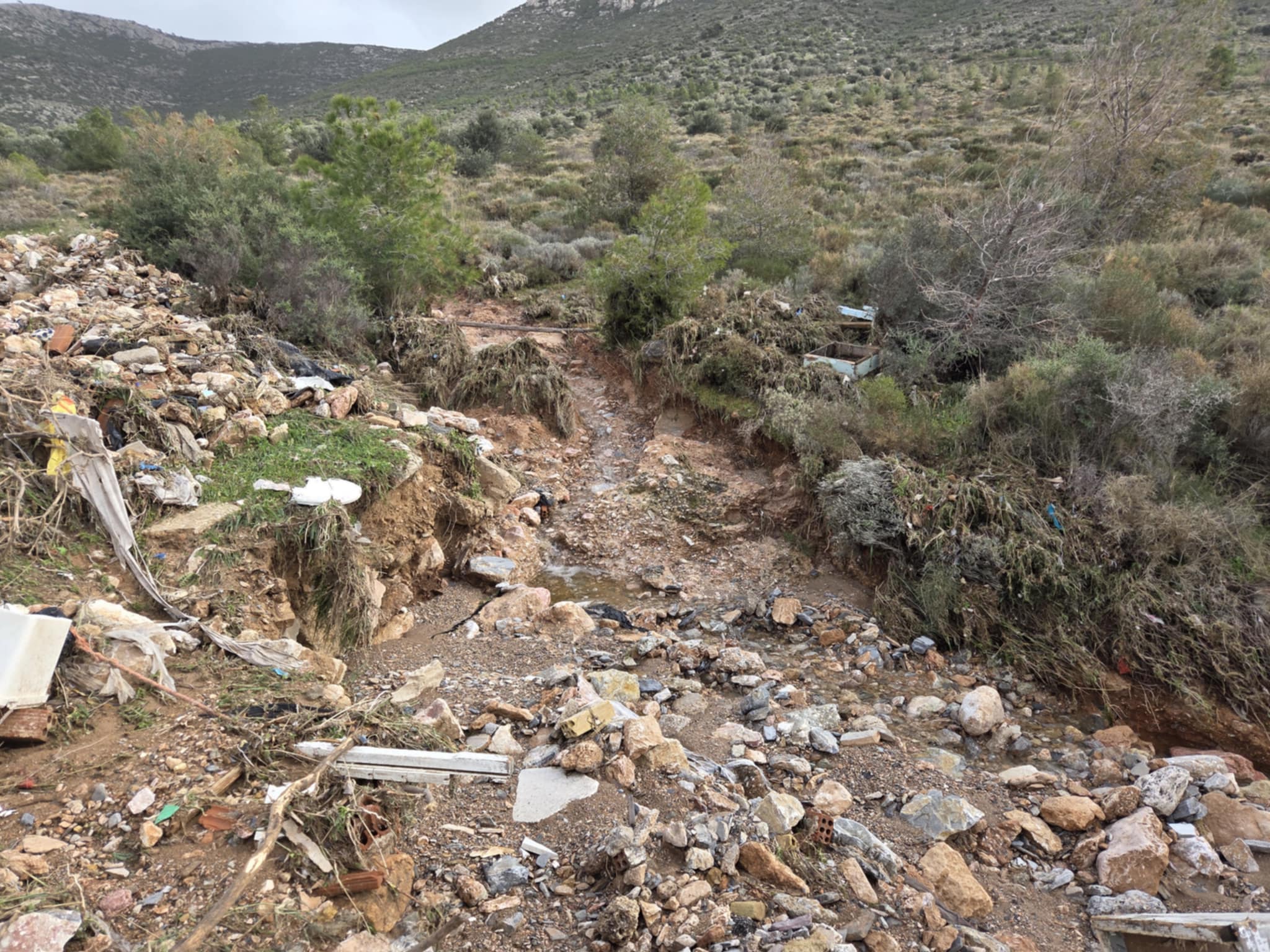 Τα μπαζωμένα ρέματα που «έπνιξαν» την Άνω Γλυφάδα – Γεμάτος μπάζα και σκουπίδια ο Υμηττός – Δείτε φωτογραφίες και βίντεο