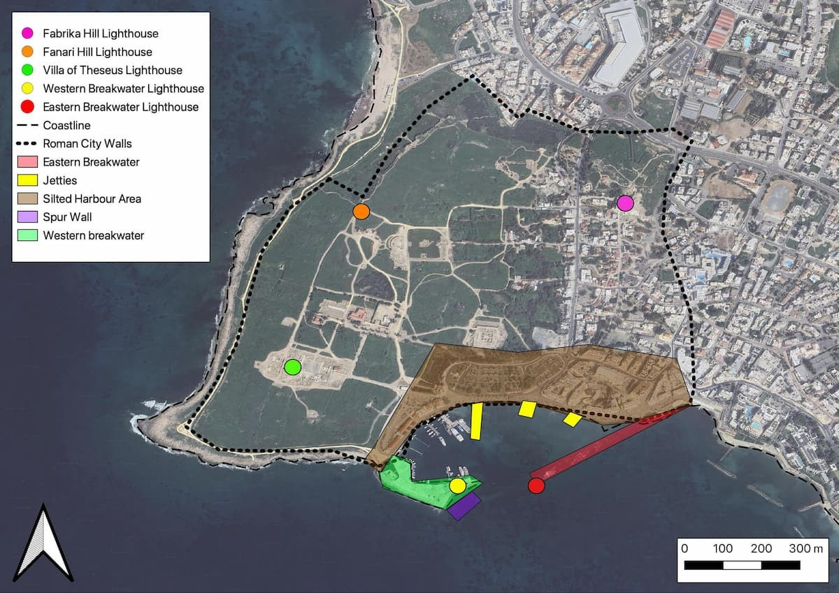 Η Νέα Πάφος και οι πιθανές τοποθεσίες των αρχαίων φάρων. Φωτογραφία: Leonard and Hohlfelder 1993, Leonard et al. 1998, Miszk and Papuci-Władyka 2016 / D. Vergouwen et al. 2026 