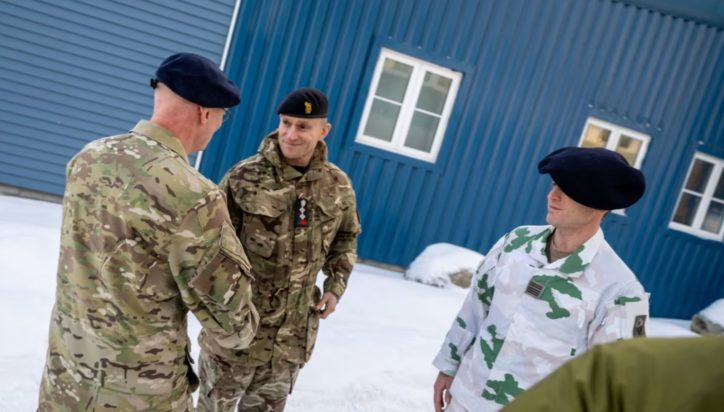 Ο Δανός Υποστράτηγος Σόρεν Άντερσεν συνομιλεί με στρατιώτες κατά τη συμμετοχή τους σε στρατιωτική άσκηση στο Νουούκ της Γροιλανδίας στις 16 Ιανουαρίου