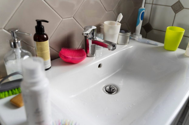 Απόφραξη σωληνώσεων: Ξεβουλώστε εύκολα τον νεροχύτη με ένα υλικό που υπάρχει στο μπάνιο σας