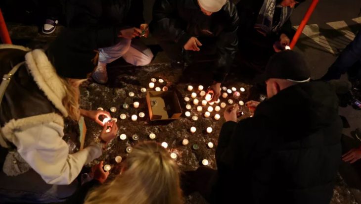 Άνθρωποι ανάβουν κεριά μπροστά από το μπαρ «Le Constellation» Ελβετία φωτιά