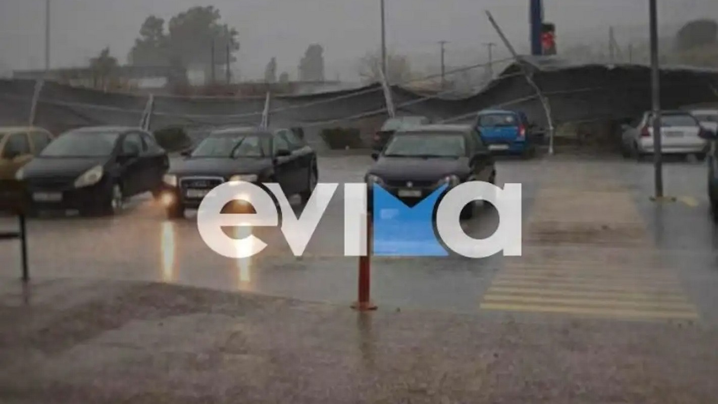 Εύβοια: Το ξαφνικό μπουρίνι προκάλεσε ζημιές έξω από σούπερ μάρκετ – Πλημμύρισαν δρόμοι από την κακοκαιρία