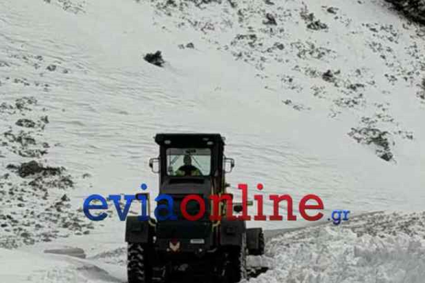 Εύβοια: Χειμωνιάτικο σκηνικό με τσουχτερό κρύο και χιόνια – Ποιες περιοχές ντύθηκαν στα «λευκά»