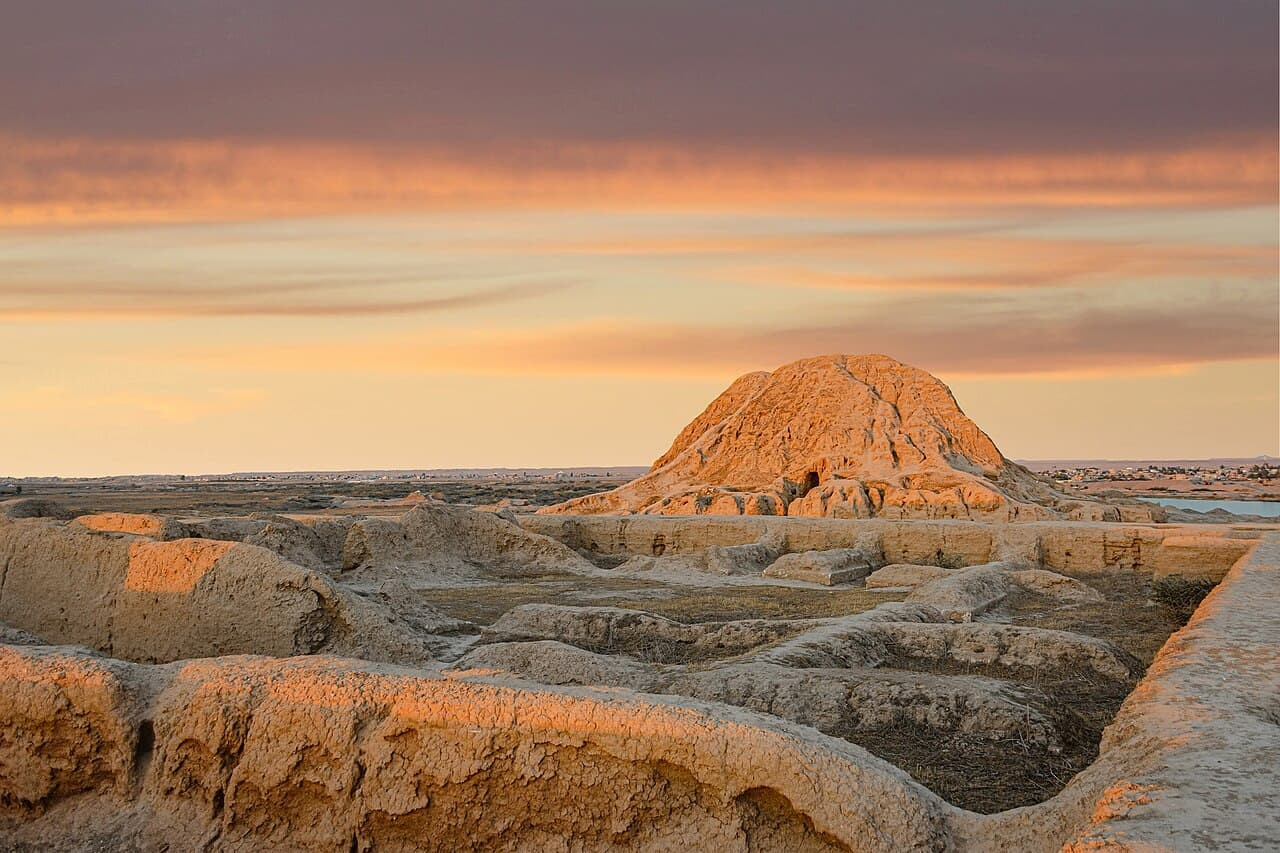 Άποψη των ερειπίων της Ασσούρ, με το ζιγκουράτ στο βάθος και τα υπολείμματα τειχών και ναών σε πρώτο πλάνο. Φωτογραφία: Fakhri Mahmood / Wikimedia Commons