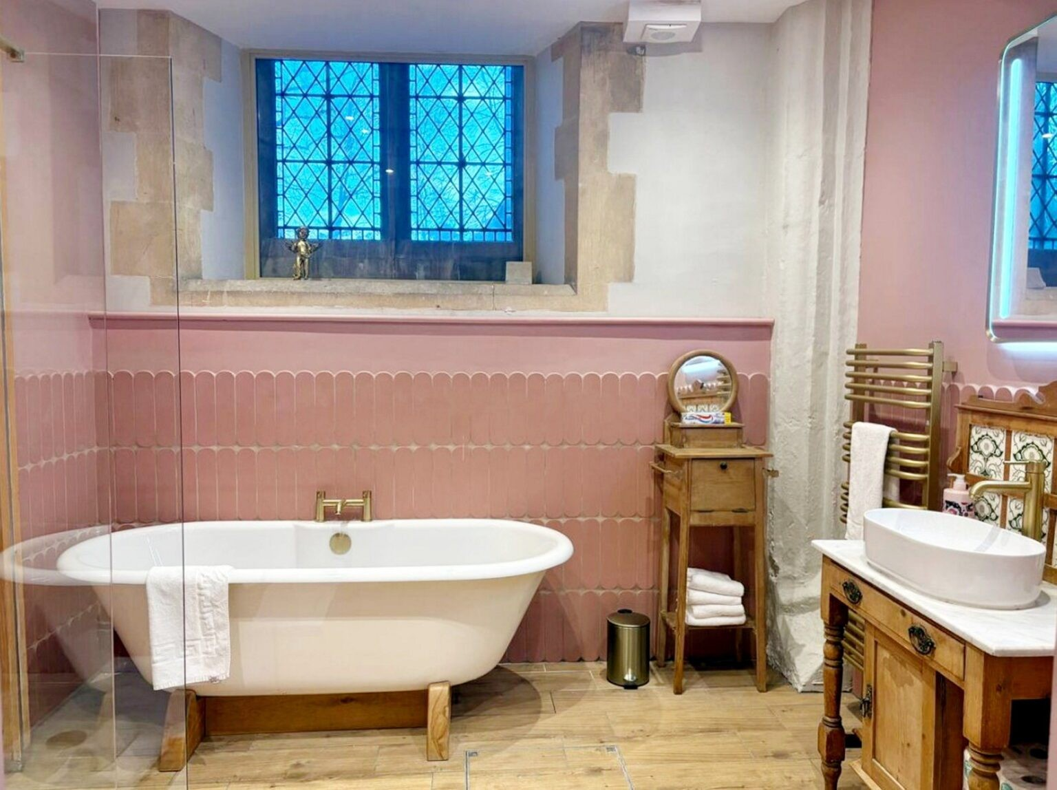 Η ανακαινισμένη εκκλησία του Αγίου Πέτρου (St Peter's Church), στο Peterstone Wentlooge της Ουαλίας, η οποία ιδρύθηκε το 1142. (Φωτογραφία μέσω Lucy Thomas / SWNS) 