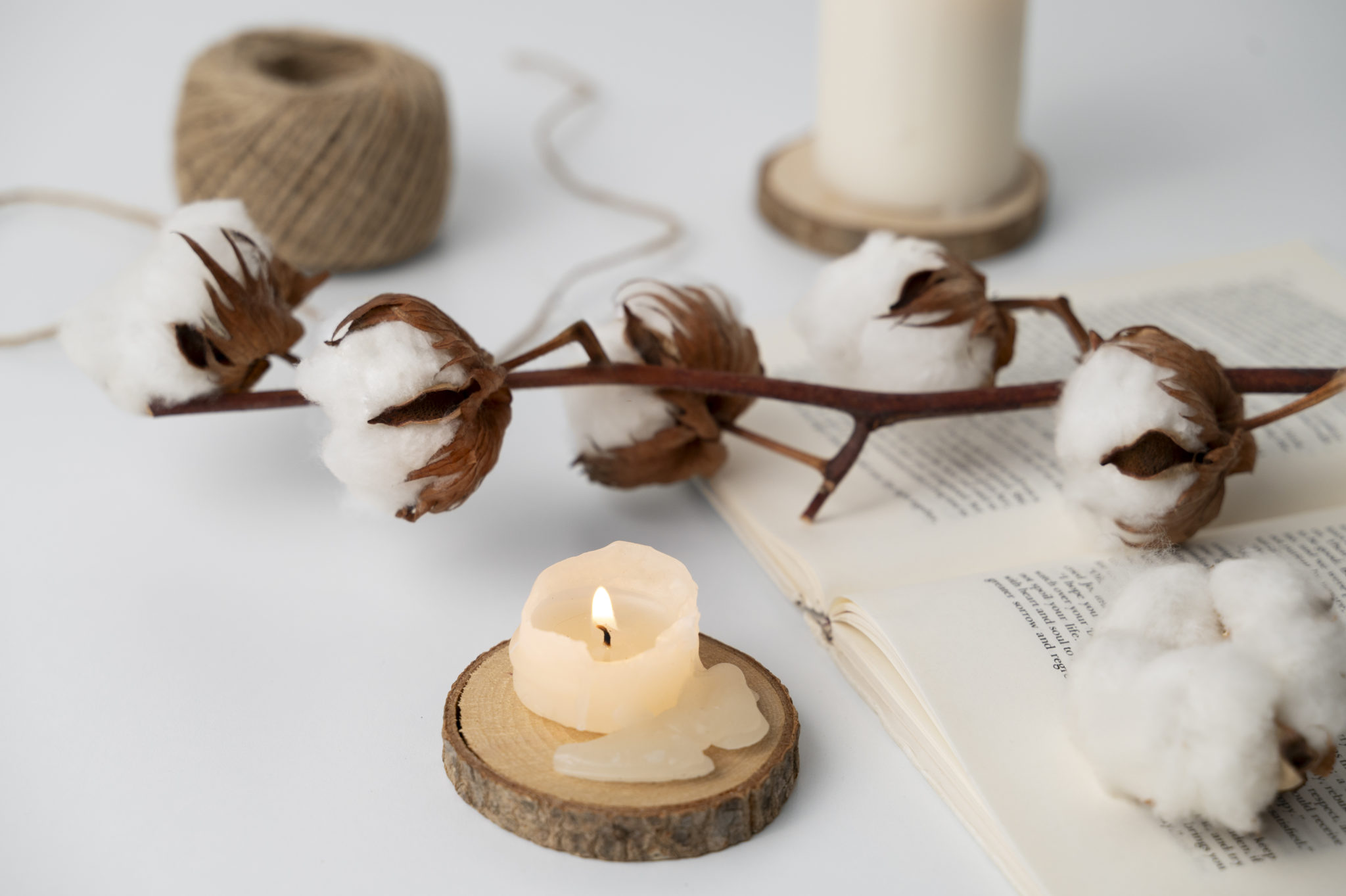 Λιωμένο κερί: Το απλό κόλπο για να το αφαιρέσετε με ασφάλεια από ευαίσθητες επιφάνειες στο σπίτι