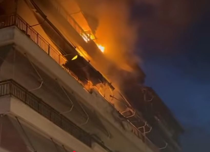 Ημαθία: Υπό έλεγχο φωτιά σε πολυκατοικία – Απεγκλωβίστηκε ηλικιωμένος, ζημιές σε 4 διαμερίσματα