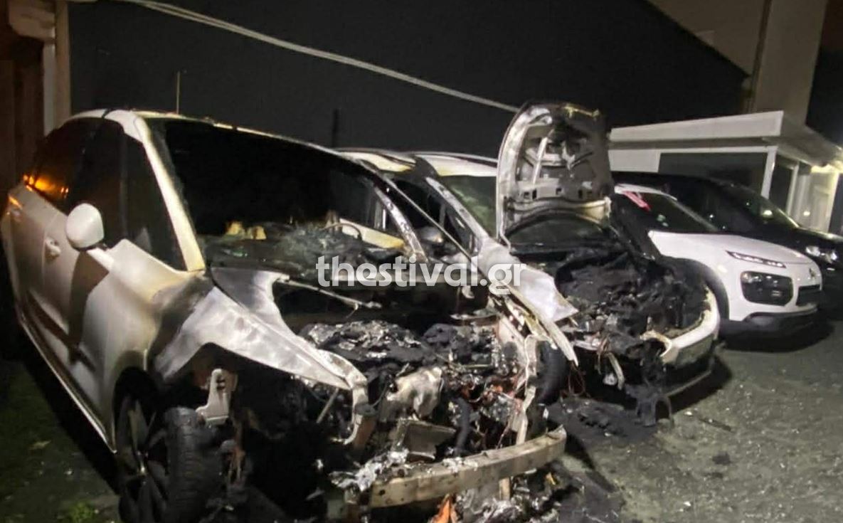 Θεσσαλονίκη: Φωτιά σε μάντρα αυτοκινήτων τα ξημερώματα – Κάηκαν δύο οχήματα – ΒΙΝΤΕΟ