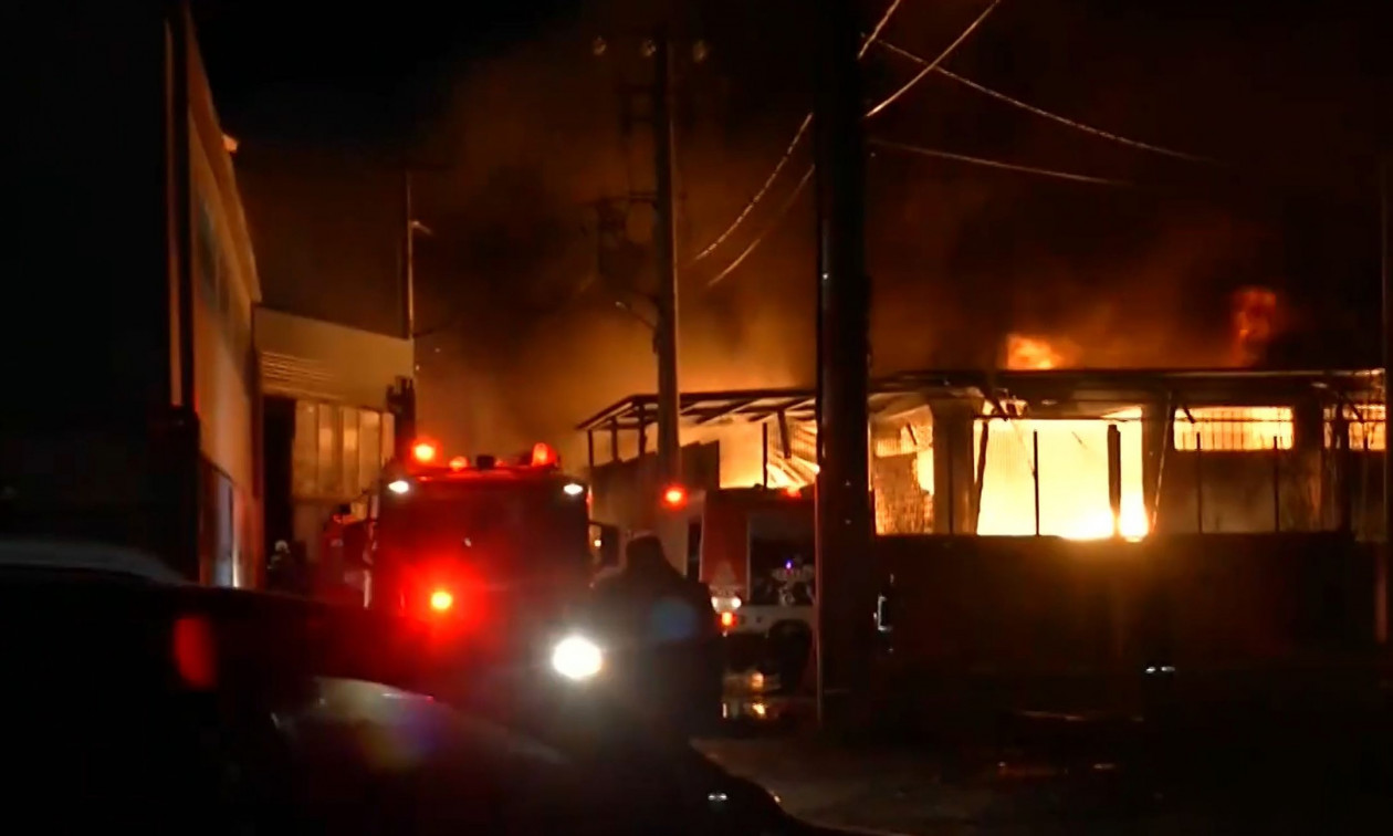 Σε «πλήρη εξέλιξη» η μεγάλη φωτιά στο εργοστάσιο πλαστικών στο Μενίδι – Μάχη με τις φλόγες από 42 πυροσβέστες με 19 οχήματα – Μήνυμα του 112 – Δείτε βίντεο