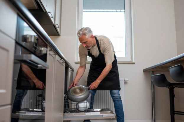 Πλυντήριο πιάτων: Βελτιώστε την απόδοσή του με μια εργασία καθαρισμού που διαρκεί μόνο ένα λεπτό