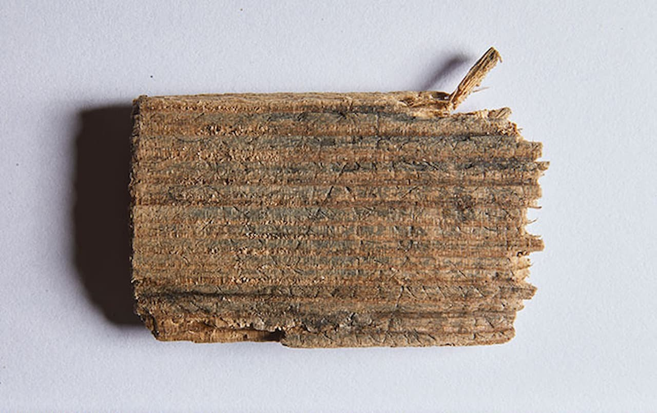 Atuatuca Tungrorum/Tongeren. Θραύσμα μιας μικρής ξύλινης πινακίδας γραφής (αρ. καταλόγου 32) που αναφέρει εντίμως απολυθέντες στρατιώτες του ναυτικού (classici). Πηγή: Gallo-Romeins Museum Tongeren-Borgloon