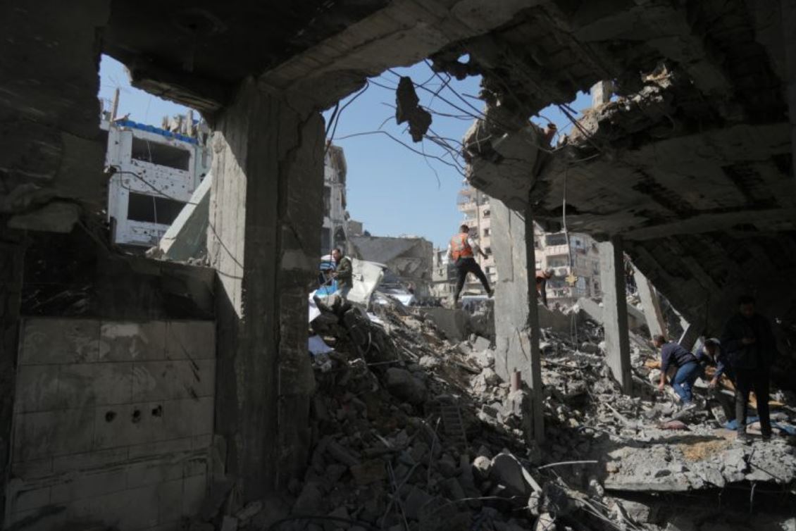 Παλαιστίνιοι αναζητούν θύματα και επιζώντες στα ερείπια αστυνομικού τμήματος, το οποίο έγινε στόχος ισραηλινής στρατιωτικής επιδρομής στη Γάζα, το Σάββατο 31 Ιανουαρίου 2026. (AP Photo/Jehad Alshrafi)