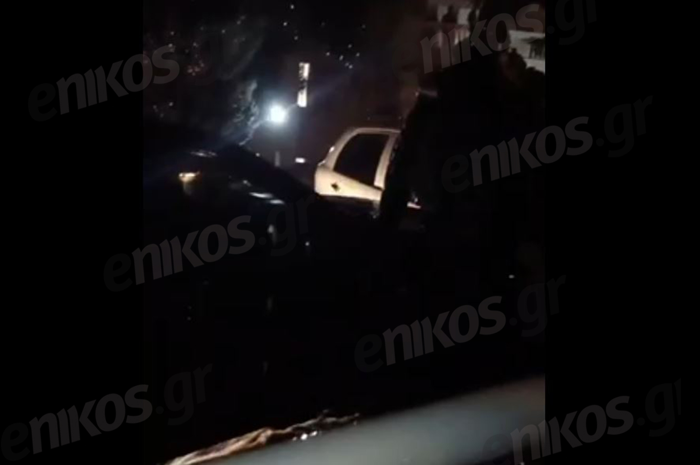 Γλυφάδα: Καρέ καρέ οι δραματικές προσπάθειες κατοίκων να απεγκλωβίσουν την 56χρονη – Συγκλονιστικό βίντεο