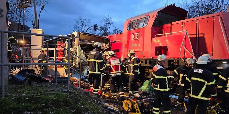 Γερμανία, Αμβούργο, σύγκρουση τρένου λεωφορείου