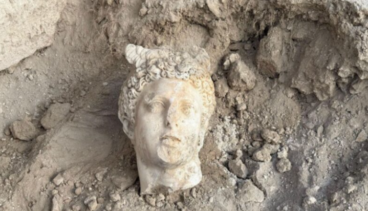 κεφάλι αγάλματος του Ερμή 1.800 ετών