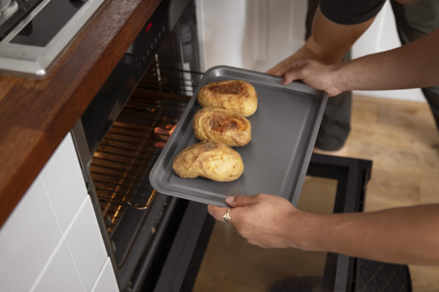 Μην πετάτε τα ταλαιπωρημένα ταψιά: Το έξυπνο κόλπο με το αλάτι που εξαφανίζει τη βρωμιά