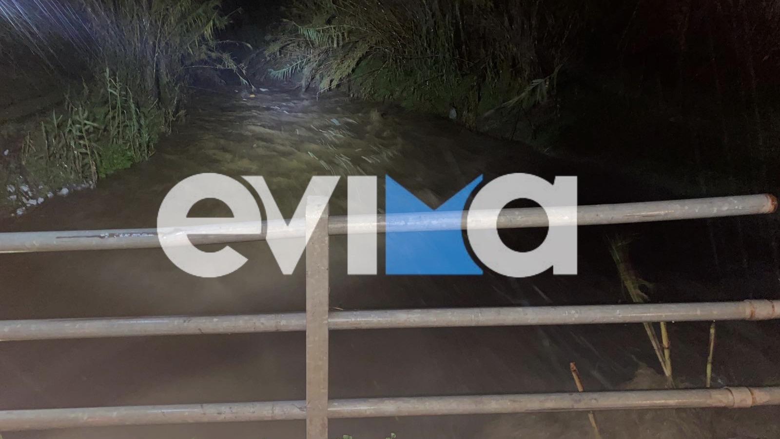 Κακοκαιρία – Εύβοια: Αυτοκίνητα έπεσαν σε χαντάκια – Η θάλασσα ξέβρασε κορμό και έκοψε στα δύο την παραλία – ΦΩΤΟ και ΒΙΝΤΕΟ