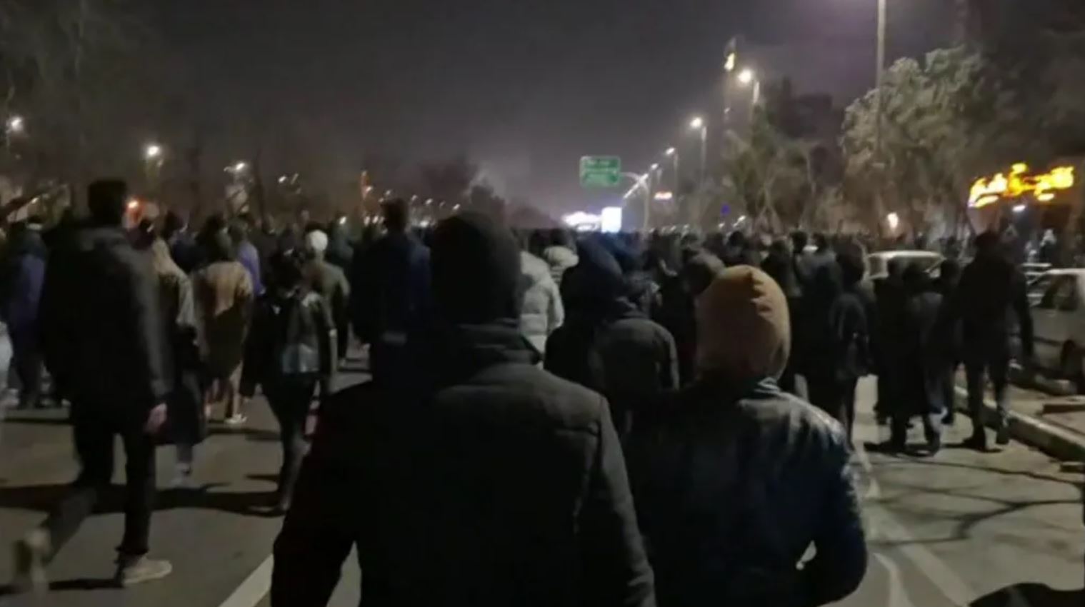 Ταραχές στο Ιράν: Στους δρόμους οι πολίτες, έκαψαν κυβερνητικά κτίρια – Αυστηρή προειδοποίηση του Τραμπ – Χωρίς πρόσβαση σε διαδίκτυο και τηλεπικοινωνίες, δείτε βίντεο