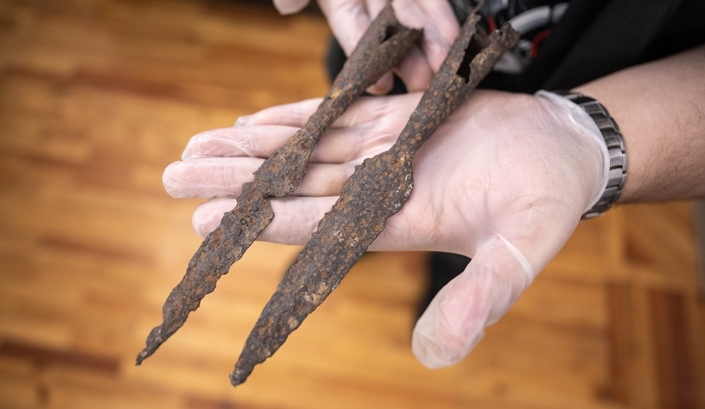 Ένα από τα ισχυρότερα στοιχεία που υποστηρίζουν τη θεωρία είναι η ανακάλυψη τριών αρχαίων αιχμών δοράτων στους χώρους του πανεπιστημίου κατά τη διάρκεια του 20ού αιώνα. Πηγή: Κρατικό Πανεπιστήμιο του Τομσκ (TSU)