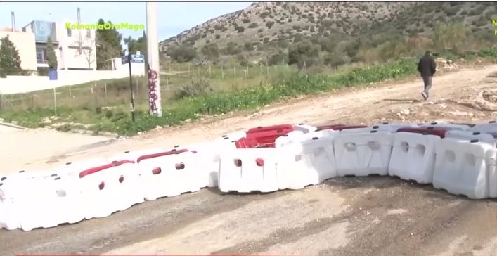 Γλυφάδα: Μετά τα κοντέινερ ο Δήμος τοποθέτησε και τσιμεντένια εμπόδια ενόψει των βροχοπτώσεων