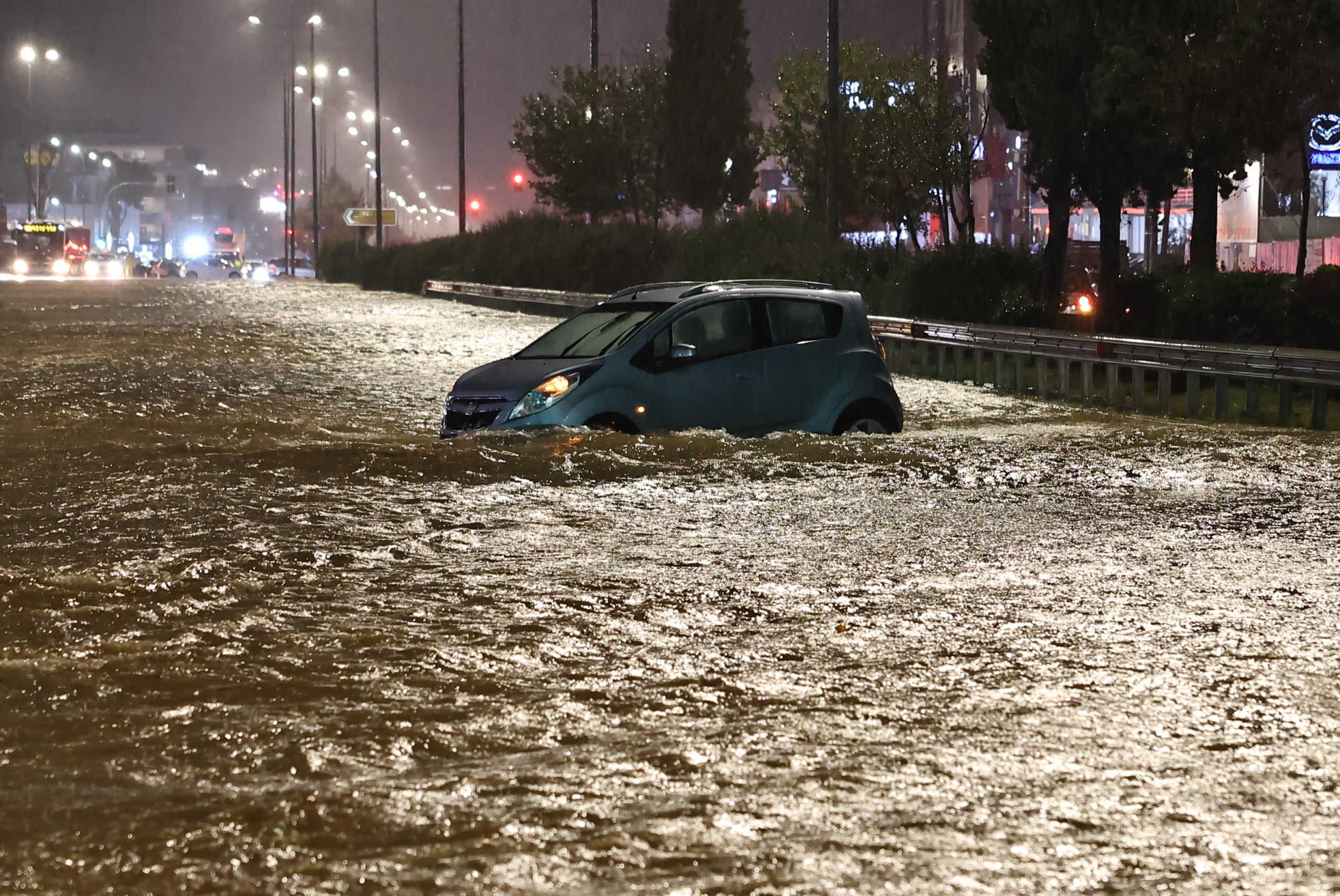 LIVE-Η κακοκαιρία σφυροκοπά την Αττική: Μήνυμα του 112 για εκκένωση στον Ασπρόπυργο – Πλημμυρισμένοι δρόμοι και φουσκωμένα ρέματα – ΦΩΤΟ και ΒΙΝΤΕΟ αναγνωστών