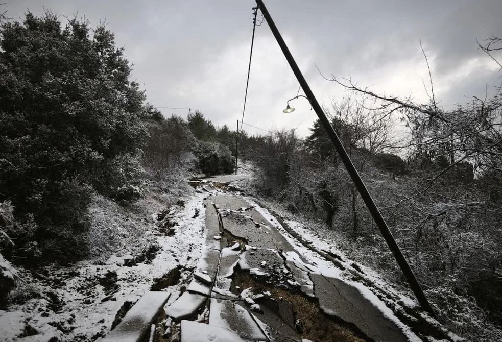 Προβλήματα σε ολόκληρη την Ήπειρο από την κακοκαιρία – Κλειστά σχολεία σε Μέτσοβο και Τζουμέρκα