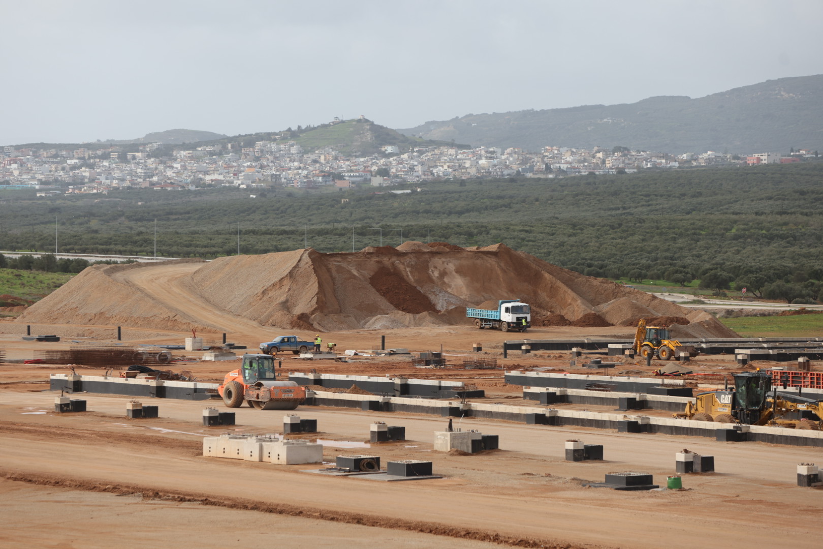 ΕΠΙΣΚΕΨΗ ΤΟΥ ΠΡΩΘΥΠΟΥΡΓΟΥ ΚΥΡΙΑΚΟΥ ΜΗΤΣΟΤΑΚΗ ΣΤΟ ΕΡΓΟΤΑΞΙΟ ΤΟΥ ΝΕΟΥ ΔΙΕΘΝΟΥΣ ΑΕΡΟΛΙΜΕΝΑ ΣΤΟ ΚΑΣΤΕΛΛΙ ΗΡΑΚΛΕΙΟΥ ΚΡΗΤΗΣ