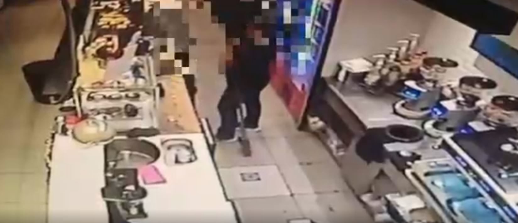 Βίντεο ντοκουμέντα από τη δράση της συμμορίας που ρήμαζε καταστήματα στα Δυτικά προάστια – Είχαν κρύψει αεροβόλο και μαχαίρι σε σχολείο