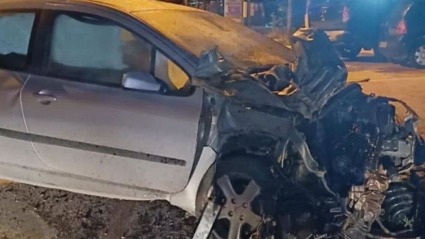 Λουτράκι: «Τρελή» πορεία αυτοκινήτου που κατέληξε σε προαύλιο επιχείρησης – Βίντεο ντοκουμέντο