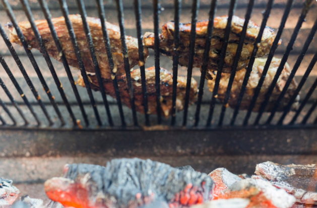 Ξεχάστε τα καμένα λίπη στις σχάρες: Το απλό υλικό που τις κάνει σαν καινούργιες