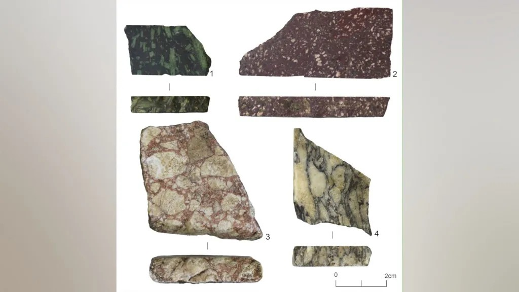 Ανακαλύφθηκαν σχεδόν 100 κομμάτια μαρμάρου, συμπεριλαμβανομένων ορισμένων που είχαν εισαχθεί από την Ελλάδα, την Αίγυπτο και την Τουρκία. Φωτογραφία: Colchester Archaeological Trust