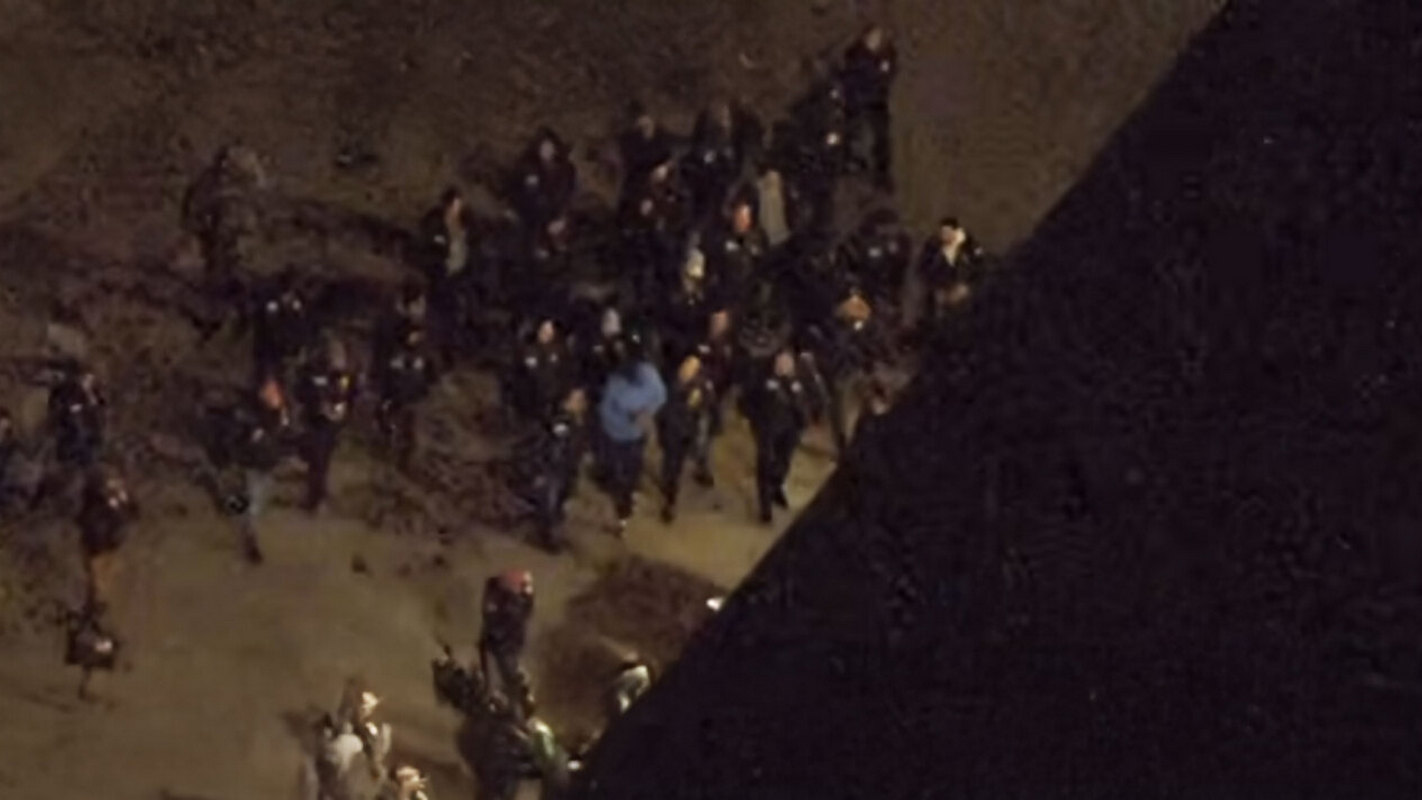 Με χειροπέδες στα χέρια κατέβηκε από το αεροπλάνο ο Νικολάς Μαδούρο – Άγνωστο που βρίσκεται η σύζυγός του