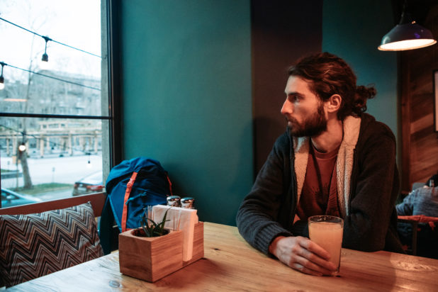 Έφυγε από στην μέση του ραντεβού - "παρήγγειλε πανάκριβα φαγητά, έφυγα όταν πήγε στο μπάνιο". Φωτογραφία: Pexels