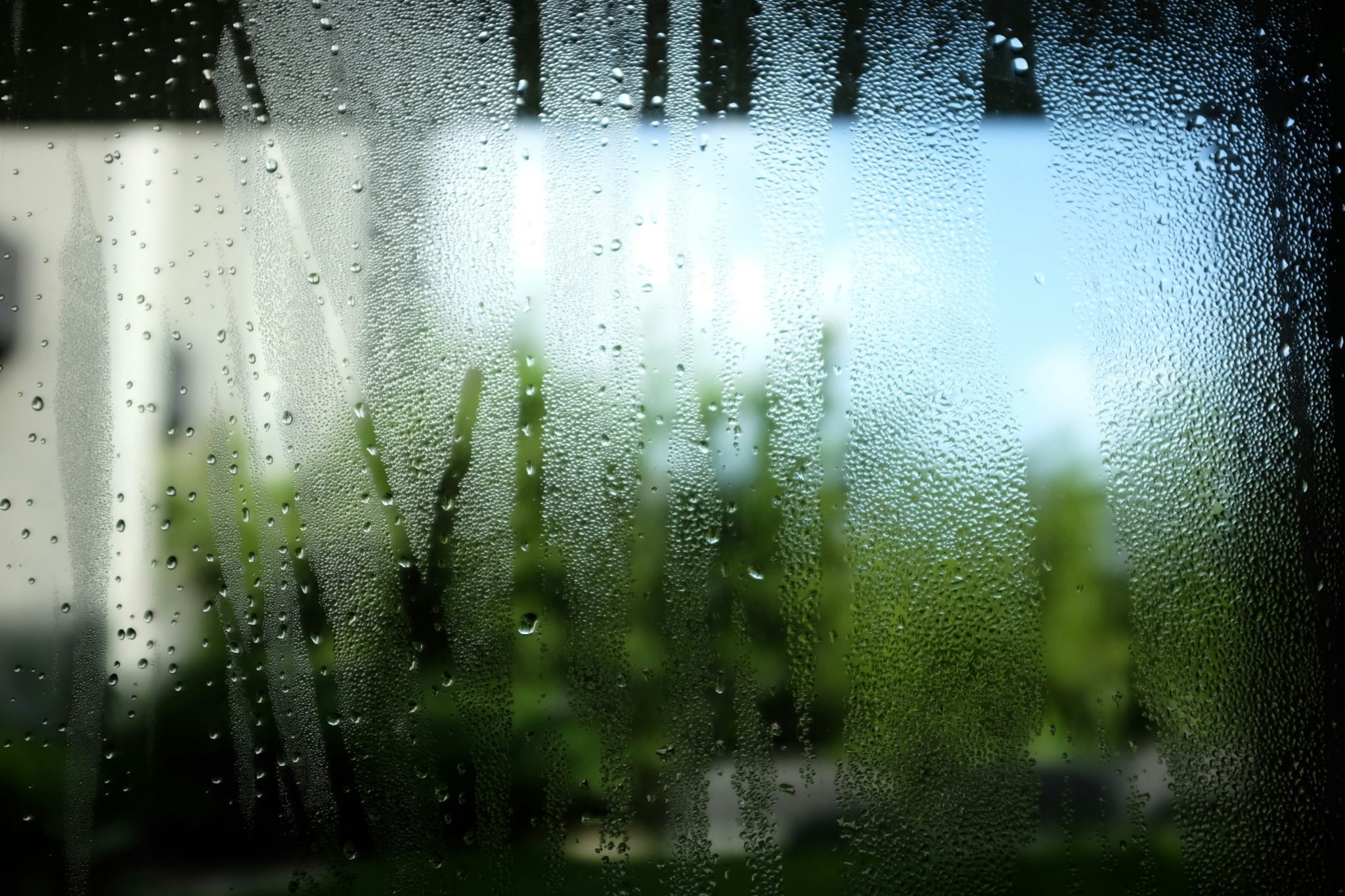 Υγρασία στα παράθυρα: Πώς να μην θαμπώνουν τα τζάμια κατά τη διάρκεια του χειμώνα