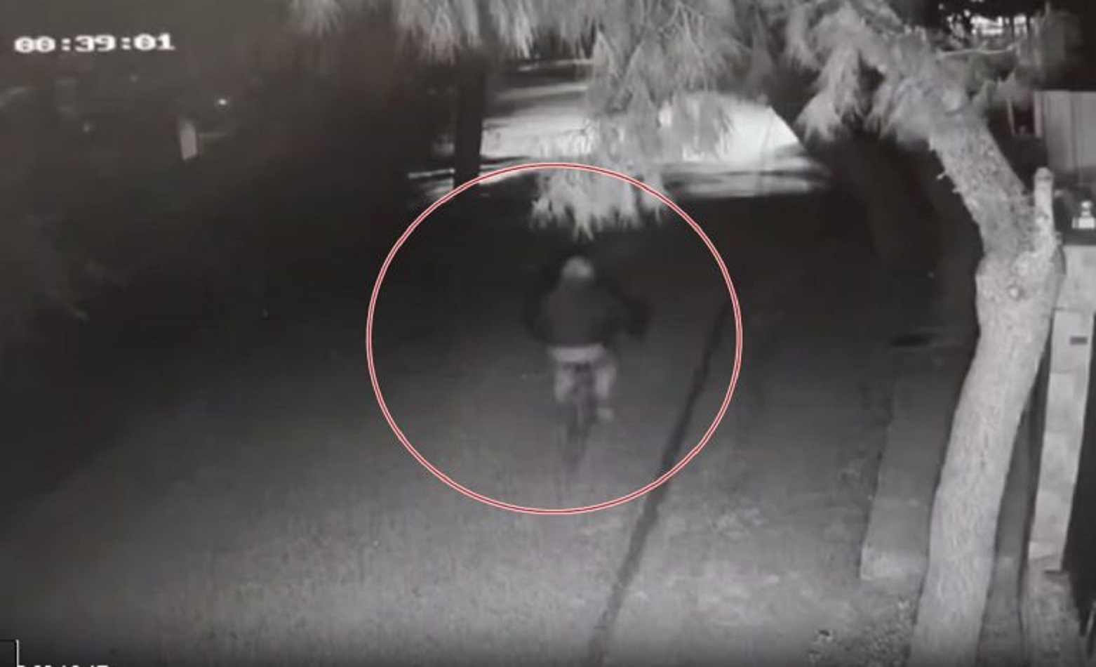 Φωτιά σε εργοστάσιο στο Μενίδι: Βίντεο από τη δράση του 37χρονου με το ποδήλατο που συνελήφθη για εμπρησμό