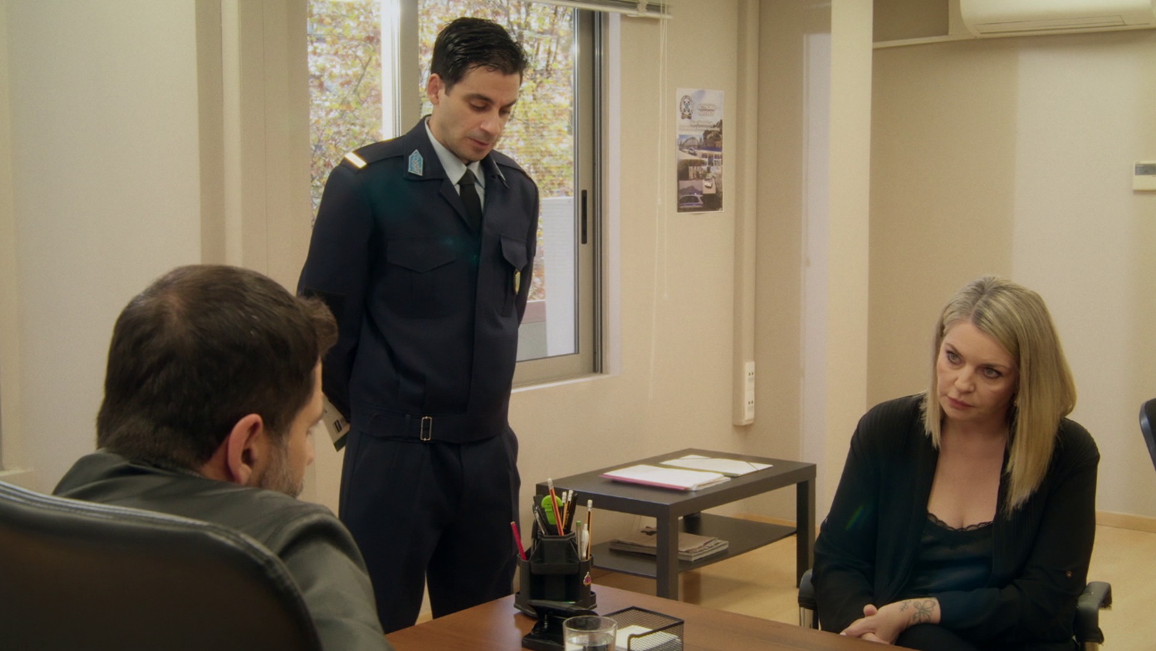 Να μ’ αγαπάς: Η Φωτεινή οδηγείται στο τμήμα ως ύποπτη για τον πυροβολισμό του Ορφέα, απόψε στις 20:00 στον Alpha