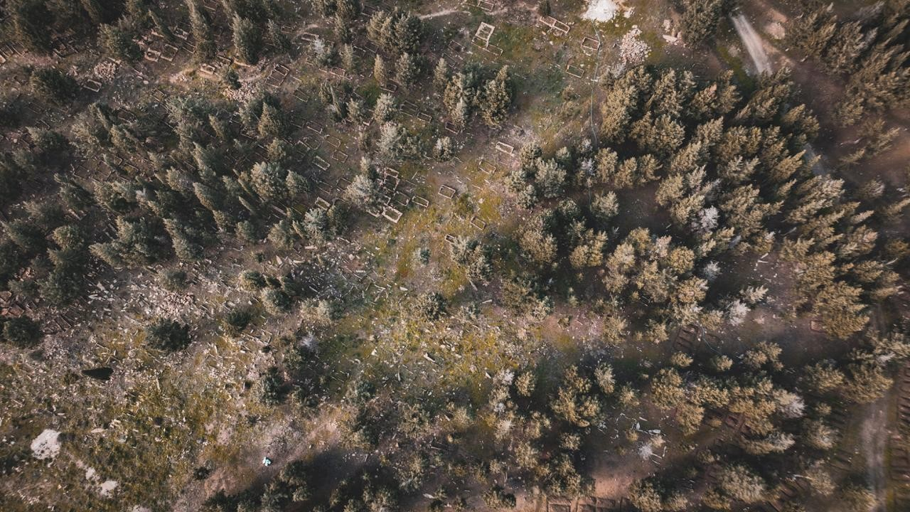 Μια ευρεία εναέρια άποψη δείχνει τη δασωμένη διάταξη του ιστορικού τουρκικού νεκροταφείου στη χερσόνησο της Καλλίπολης, στα Δαρδανέλια της Τουρκίας, 7 Ιανουαρίου 2026. Φωτογραφία: AA