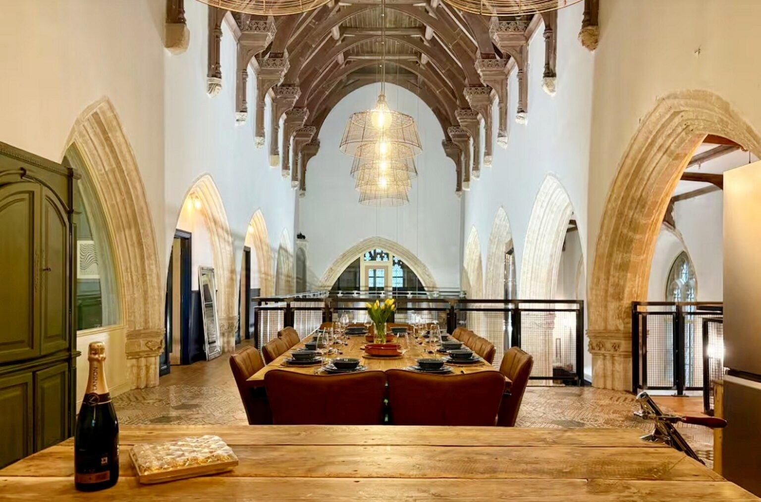 Ανθρώπινα λείψανα στην εκκλησία του Αγίου Πέτρου (St Peter's Church), στο Peterstone Wentlooge της Ουαλίας, η οποία ιδρύθηκε το 1142. (Φωτογραφία μέσω Lucy Thomas / SWNS)