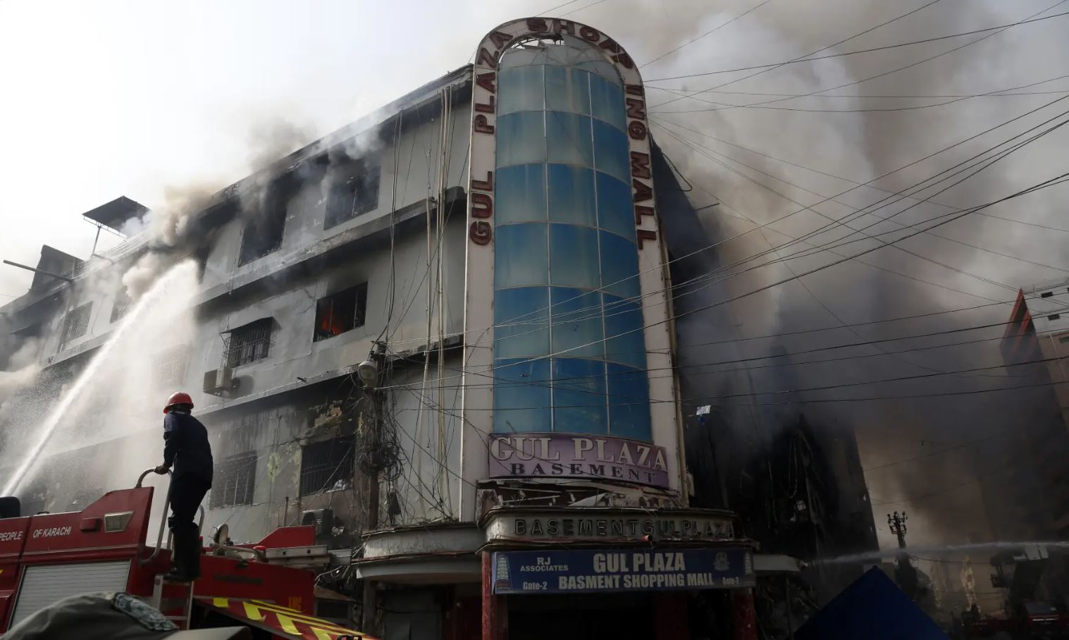 Πακιστάν: 11 νεκροί και περισσότεροι από 60 αγνοούμενοι έπειτα από φωτιά σε εμπορικό κέντρο στο Καράτσι