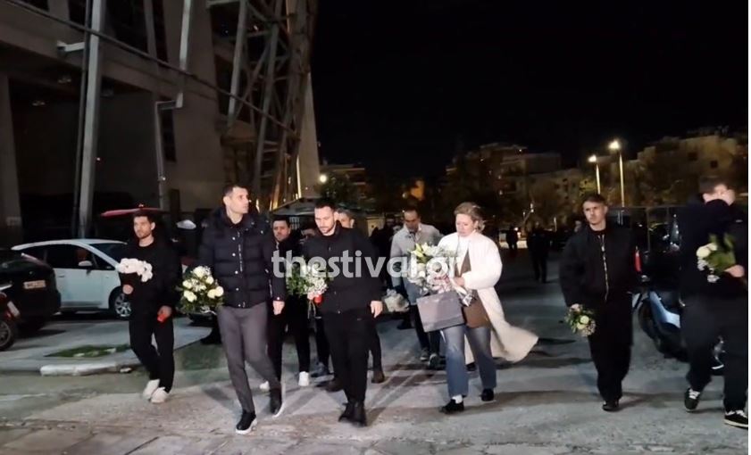 Στην Τούμπα Λουτσέσκου και παίκτες του ΠΑΟΚ: Άφησαν λουλούδια στη μνήμη των 7 οπαδών της ομάδας – «Αδέλφια ζείτε, εσείς μας οδηγείτε»