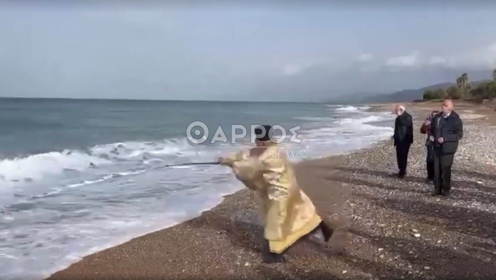 Μεσσηνία: Ιερέας έριξε τον Σταυρό στη θάλασσα με καλάμι ψαρέματος – Δείτε βίντεο