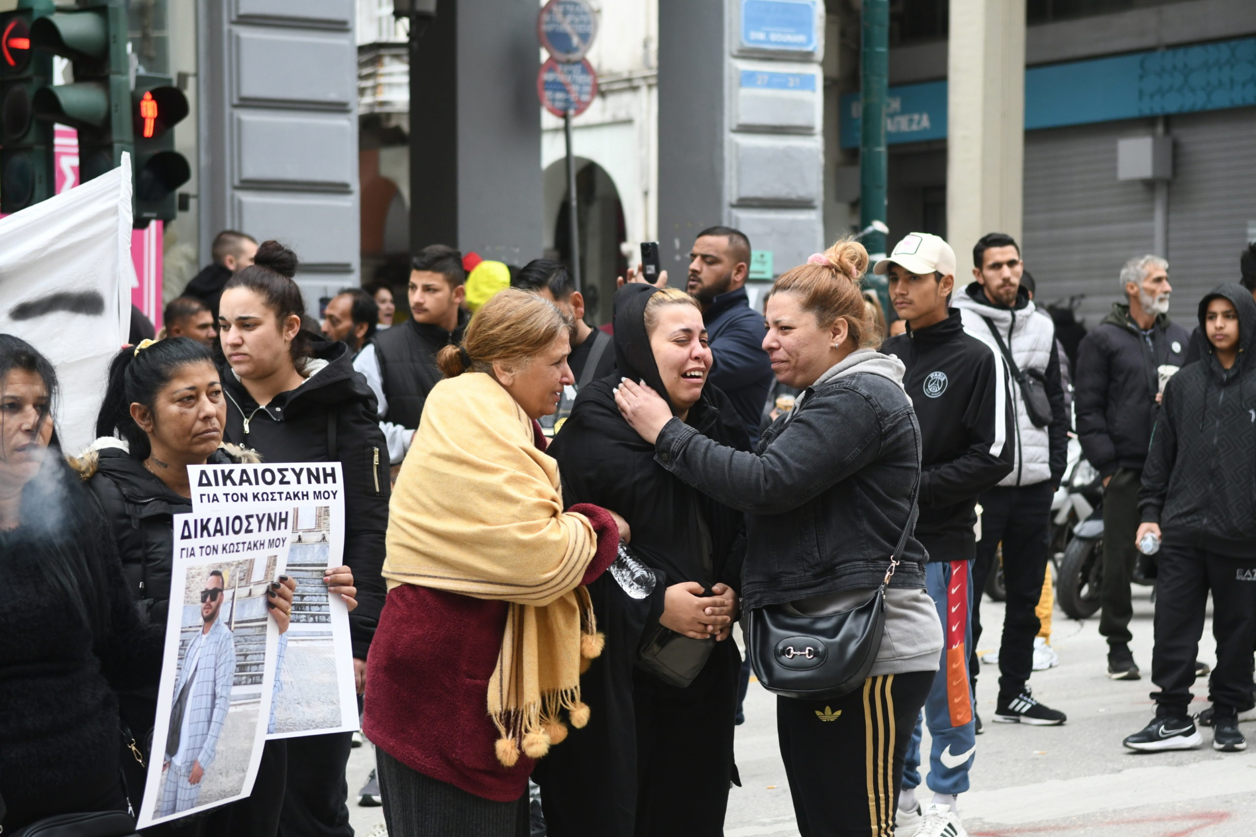 Πάτρα: Παραδόθηκε και 5ος εμπλεκόμενος στον θανάσιμο ξυλοδαρμό του 30χρονου – Νέα συγκέντρωση συγγενών του θύματος στα δικαστήρια