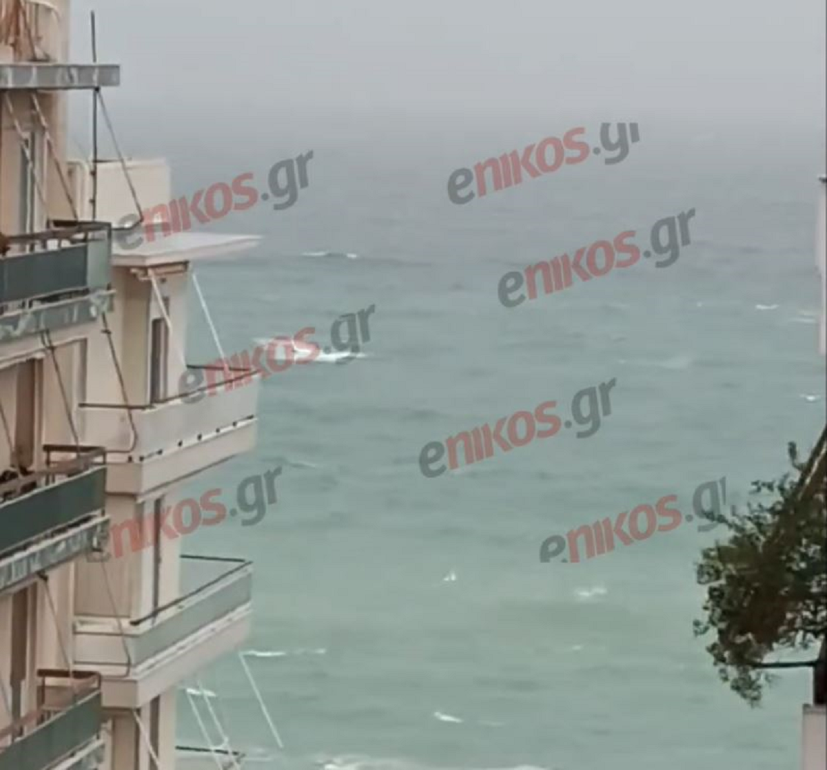 Βίντεο αναγνώστη από τη φουρτουνιασμένη θάλασσα στην Πειραϊκή – Βίντεο