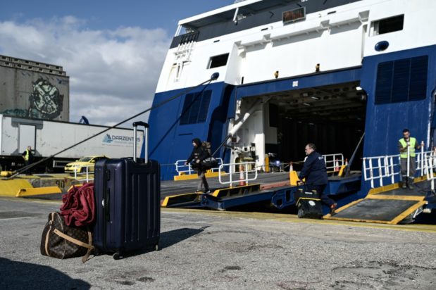 Αναπληρωτές εκπαιδευτικοί: Εισιτήρια ακτοπλοϊκά και αεροπορικά