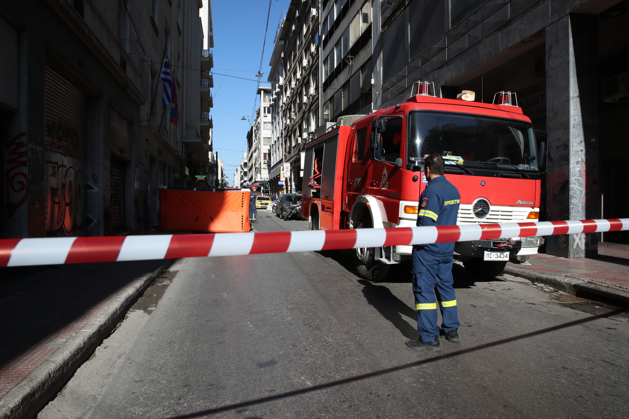 Συναγερμός στο κέντρο της Αθήνας: Άνδρας απειλεί να πέσει από κτίριο Πολεοδομίας