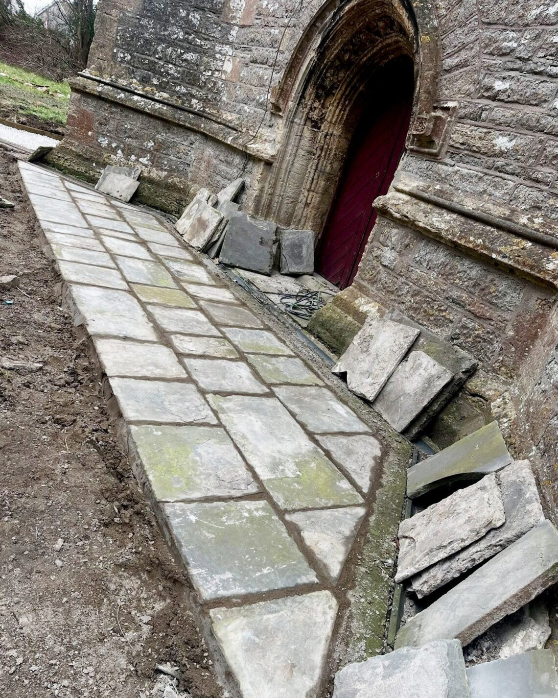 Το αίθριο στην εκκλησία του Αγίου Πέτρου στο Peterstone Wentlooge της Ουαλίας, η οποία ιδρύθηκε το 1142. (Φωτογραφία μέσω Lucy Thomas / SWNS)