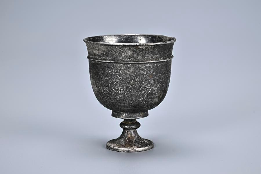 Kύπελλο με ασημένιο στέλεχος που ανακαλύφθηκε στον τάφο της Ma Sanniang, συζύγου του Dong Shunxian, στρατιωτικού αξιωματικού της δυναστείας των Τανγκ (618-907), στο Xi'an, της επαρχίας Shaanxi στη βορειοδυτική Κίνα. Πηγή: Ακαδημία Αρχαιολογίας Shaanxi