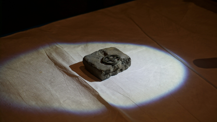 Ο τροχοειδής σταυρός βρέθηκε στην περιοχή Χάβελαντ (Havelland) από τη Γιουλιάνε Ράνγκνοου (Juliane Rangnow), μια πιστοποιημένη εθελόντρια φύλακα πολιτιστικής κληρονομιάς που εργάζεται υπό επίσημη εξουσιοδότηση. Πηγή: Υπουργείο Επιστήμης, Έρευνας και Πολιτισμού του Βρανδεμβούργου (Γερμανία)