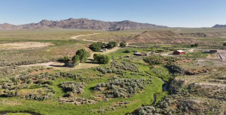 Εκτεινόμενα σε τέσσερις κομητείες στα Βραχώδη Όρη, τα Pathfinder Ranches αποτελούνται από τέσσερις ξεχωριστές ιδιοκτησίες και καλύπτουν πάνω από το 1% της γης στην πολιτεία Cowboy. SwanLandCompany/Youtube